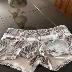 FLEO—-EUC booty shorts—SzM